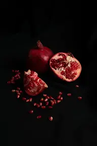 Köstlicher Granatapfel-Smoothie mit Sonnenblumenkernen und einer Prise Ingwer für ein erfrischendes, nahrhaftes Getränk.